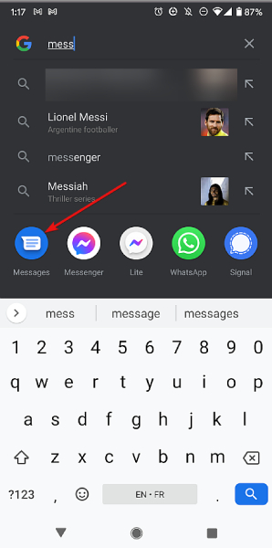 Søger efter Beskeder-appen ved hjælp af Google-søgelinjen på Android-startskærmen