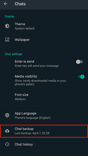 A WhatsApp csevegési beállításai a csevegés biztonsági mentési opciójával kiemelve