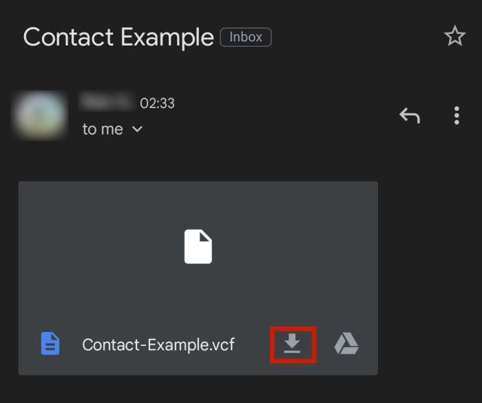 En åben e-mail-besked på en Android-telefon med download-knappen til den vedhæftede kontaktinformationsfil fremhævet