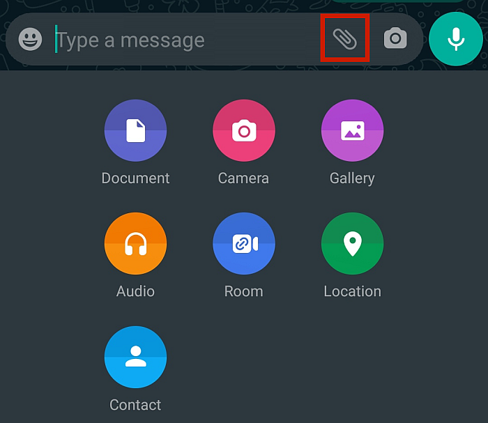 Okno czatu Whatsapp z podświetlonym przyciskiem pliku załącznika