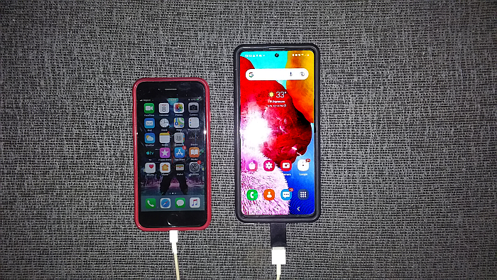 En samsung telefon og en iphone side om side