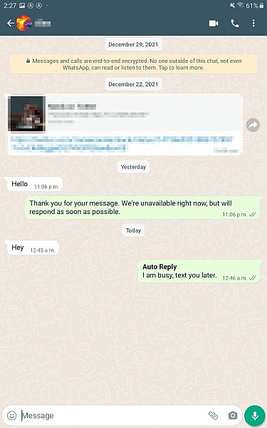 Whatsauto-reactie zoals te zien in een WhatsApp-gespreksdraad