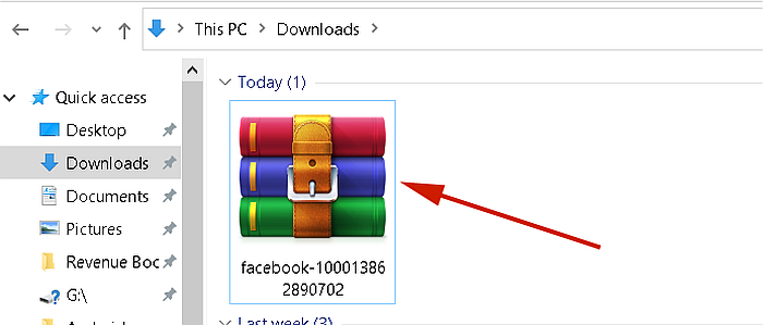 O arquivo zip de informações do facebook como visto na pasta de downloads na área de trabalho